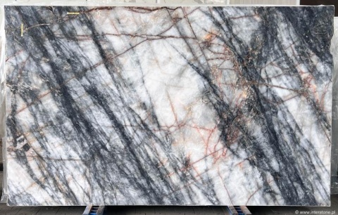 Detal powierzchni kwarcytu Crystallo Ash, jasne tło z grafitowymi żyłami.