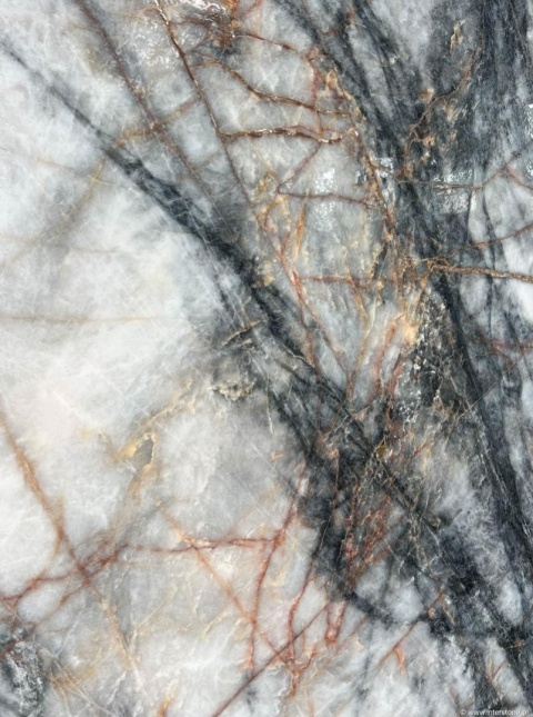 Detal powierzchni kwarcytu Crystallo Ash, jasne tło z grafitowymi żyłami.