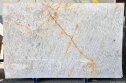 Zbliżenie kwarcytu Crystallo Gold – struktura kryształowa z intensywnymi złotymi żyłami