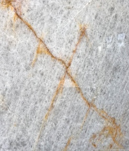 Zbliżenie kwarcytu Crystallo Gold – struktura kryształowa z intensywnymi złotymi żyłami