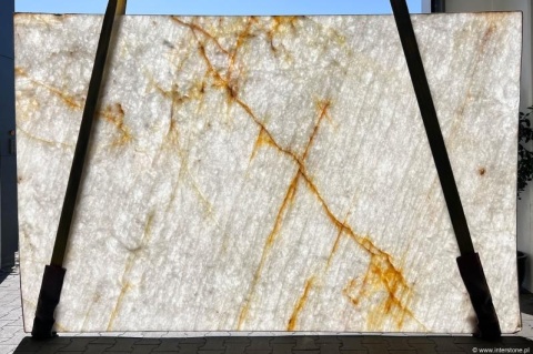 Płyta Crystallo Gold podświetlona – półtransparentny kwarcyt z wyraźnymi złotymi układami.