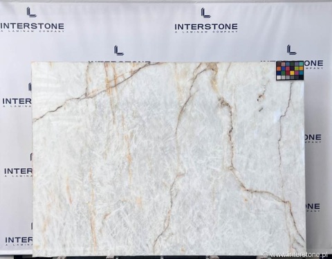 Zbliżenie struktury Crystallo Snow – krystaliczne włókna kwarcu i subtelne beżowo-złote przebarwienia.