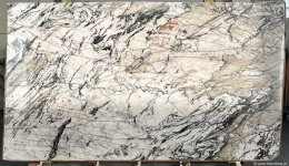 Detal powierzchni kwarcytu Cullian z kontrastowymi czarnymi żyłami na jasnym tle