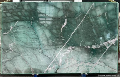 Zbliżenie struktury Da Vinci – zielony kwarcyt z dynamicznymi żyłami