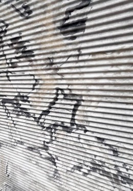 Kwarcyt Dover White 20 mm – dekoracyjna, trójwymiarowa faktura z czarnymi żyłami na jasnym tle