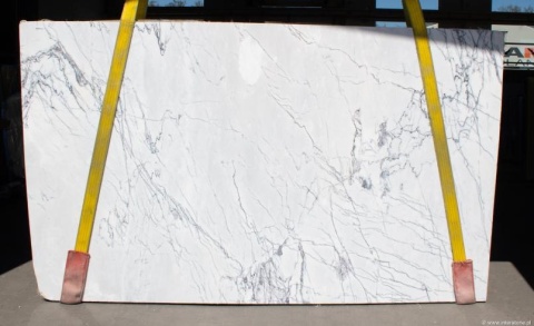 Marmur Lilac szczotkowany – jasna płyta z grafitowo-fioletowymi żyłami