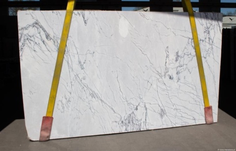 Płyta marmurowa Lilac 20 mm brushed – białe tło i ciemne żyłkowanie.