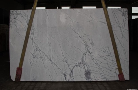 Marmur Lilac szczotkowany – jasna płyta z grafitowo-fioletowymi żyłami