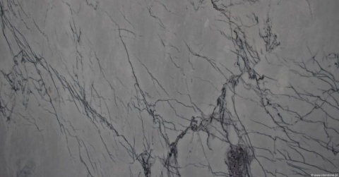 Marmur Lilac w wykończeniu szczotkowanym – detal struktury kamienia.