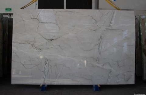 Płyta kwarcytu Mont Blanc 20 mm o jasnej kolorystyce i subtelnych grafitowych żyłach – widok całośc