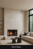 Mont Blanc: jasne wnętrze, kominek, ściana z żyłkowanym kamieniem.