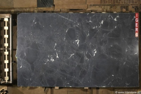 Slab Negresco Brushed 20/30 mm na zewnątrz, czarna powierzchnia z naturalnym rysunkiem.