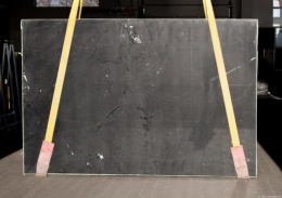 Slab Negresco Brushed 20/30 mm na zewnątrz, czarna powierzchnia z naturalnym rysunkiem.