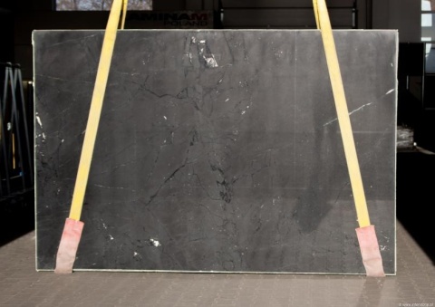 Slab Negresco Brushed 20/30 mm na zewnątrz, czarna powierzchnia z naturalnym rysunkiem.