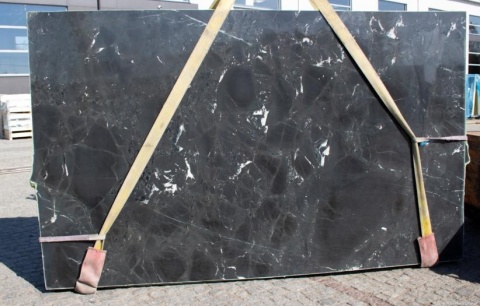 Slab Negresco Brushed 20/30 mm na zewnątrz, czarna powierzchnia z naturalnym rysunkiem.