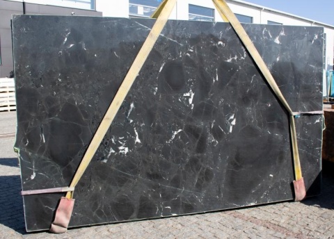 Czarny kamień Negresco Brushed z subtelnymi białymi pęknięciami – zbliżeni