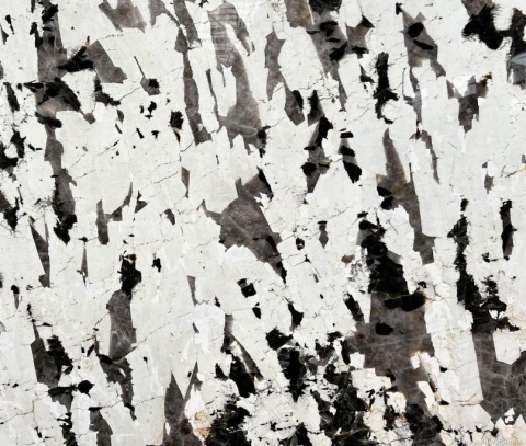 Struktura Patagonia Absolut ukazująca połączenie białych, półprzezroczystych i ciemnych elementów mineralnych.