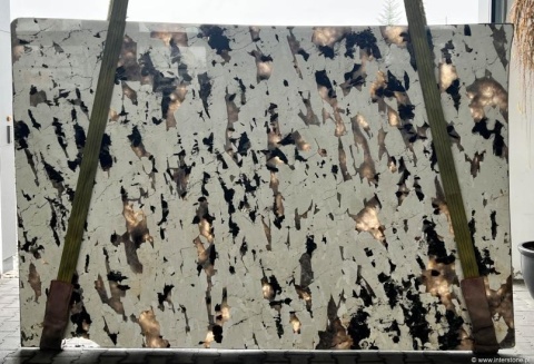 Półprzezroczyste fragmenty Patagonia Absolut pod backlightem z intensywnie rozświetlonymi partiami.