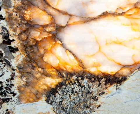 Patagonia Crystal – podświetlany fragment płyty z intensywnymi miodowymi krystalicznymi partiami.