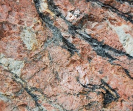 Przeświecająca płyta Patagonia Fantastique z intensywnymi pomarańczowo-różowymi partiami i ciemnymi żyłami.