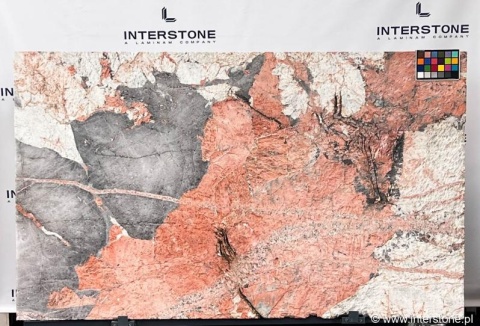 Powierzchnia Patagonia Fantastique z intensywnymi różowymi i grafitowymi fragmentami