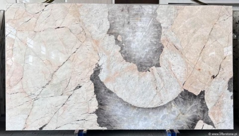 Płyta Patagonia Grey poler 20 mm z jasnymi i szarymi strefami oraz dużymi kryształami.