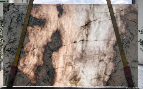 Podświetlona płyta Patagonia Grey ukazująca półtransparentne kryształy kwarcu