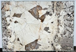 Płyta Patagonia Light 20 mm w kremowych i szarych tonach z dużymi polami kwarcu.