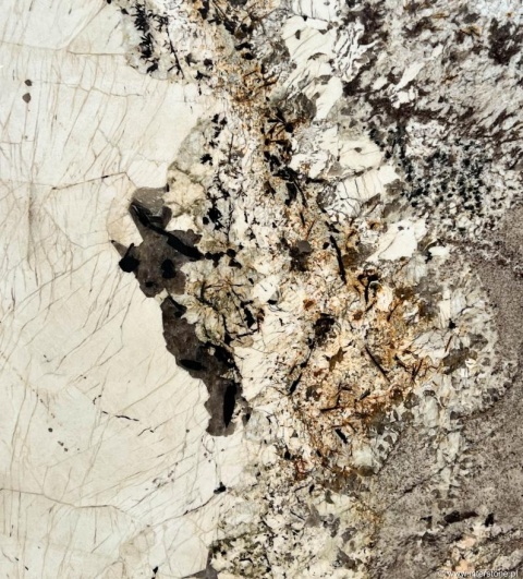 Detal Patagonia Light z kontrastem bieli, beżu i ciemnych minerałów.