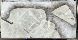 Zbliżenie struktury kwarcytu Patagonia White Exotic z jasnymi i szarymi blokami oraz delikatnymi żyłami.