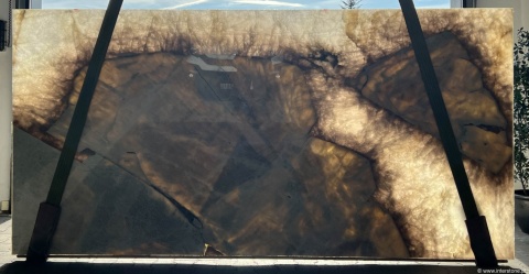 Patagonia White Exotic podświetlona, z intensywnym efektem bursztynowej głębi i ciemnych obszarów kwarcu