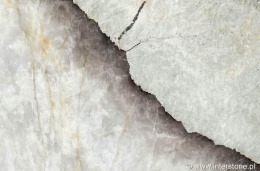 Zbliżenie struktury kwarcytu Patagonia White Exotic z jasnymi i szarymi blokami oraz delikatnymi żyłami.