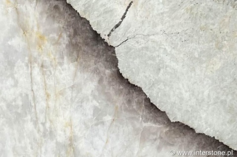 Zbliżenie struktury kwarcytu Patagonia White Exotic z jasnymi i szarymi blokami oraz delikatnymi żyłami.