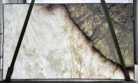 Podświetlona płyta Patagonia White Exotic, odsłaniająca krystaliczne, półprzezroczyste fragmenty kwarcu.