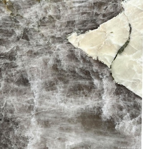 Zbliżenie krystalicznej powierzchni Patagonia White Exotic z wyraźnymi przejściami koloru i naturalnymi pęknięciami