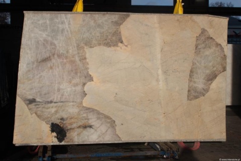 Patagonia Polished płyta w naturalnym świetle, z widocznymi polami kwarcu i żyłami w ciepłych odcieniach.