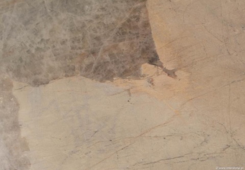 Zbliżenie na strukturę Patagonia – kryształy kwarcu, jasne pola skalne i złote żyły.