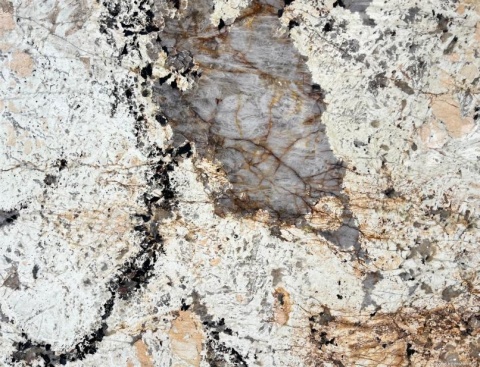 Fragment Patagonia z dużym kryształem kwarcu otoczonym kontrastowymi minerałam