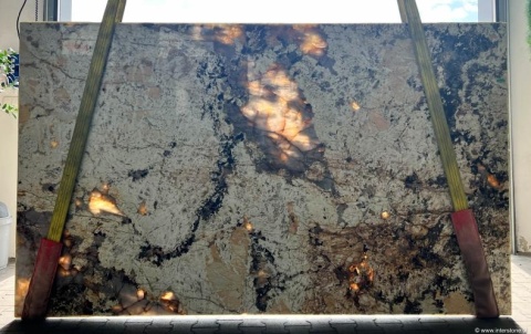 Patagonia podświetlona – wyraźne punkty świetlne w półprzezroczystych partiach kamienia