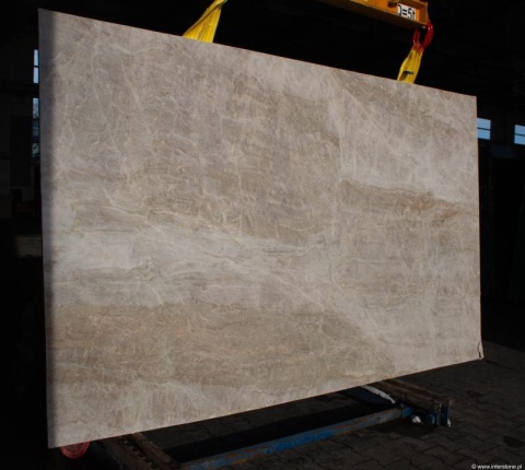 Zbliżenie struktury Perla Santana w wykończeniu szczotkowanym, jasne krystaliczne włókna kamienia