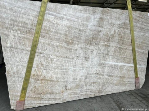 Szczotkowana powierzchnia Perla Santana z naturalnym układem włókien kwarcytu