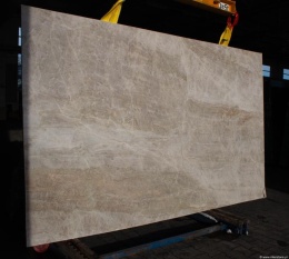 Zbliżenie struktury Perla Santana, jasne krystaliczne włókna kamienia