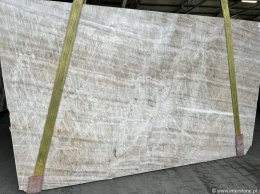 Zbliżenie struktury Perla Santana, jasne krystaliczne włókna kamienia