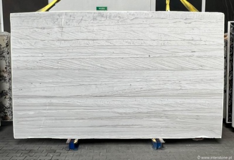 Płyta kwarcytu Silk z harmonijnym, kierunkowym wzorem idealnym do dużych powierzchni.