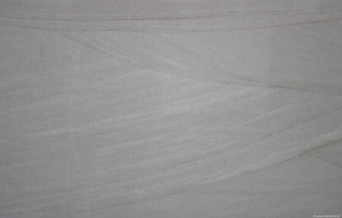 Zbliżenie struktury kwarcytu Silk ukazujące delikatne żyły i jasnoszarą kolorystykę.