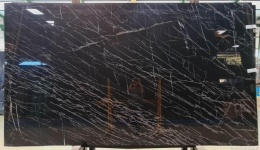 Czarna płyta Spider Black z dynamicznymi białymi żyłami, ujęcie całości slab.