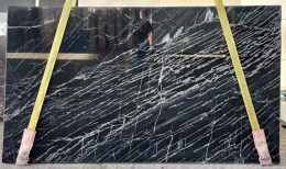 Spider Black w wykończeniu poler, głębokie czarne tło z kontrastowymi żyłami.