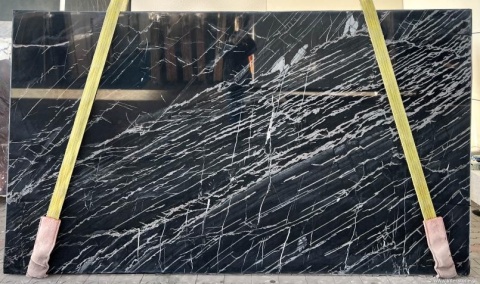 Spider Black w wykończeniu poler, głębokie czarne tło z kontrastowymi żyłami.