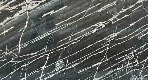 Zbliżenie struktury Spider Black – jasne żyły na czarnym tle, intensywny rysunek.