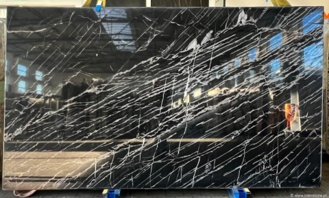 Slab Spider Black prezentowany w hali, wyraźny układ białych żył na czern